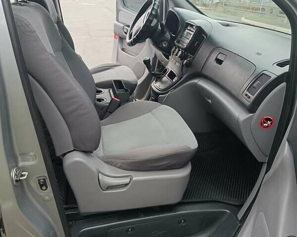 Сірий Хендай H-1, об'ємом двигуна 2.5 л та пробігом 334 тис. км за 11500 $, фото 2 на Automoto.ua