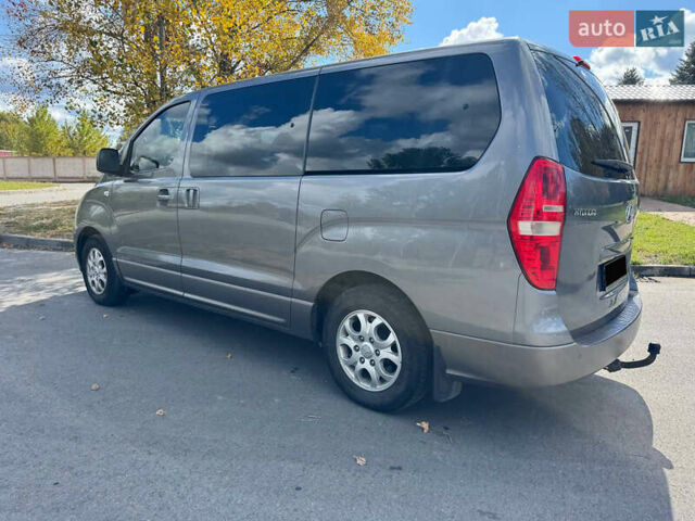 Серый Хендай H-1, объемом двигателя 2.5 л и пробегом 325 тыс. км за 13350 $, фото 1 на Automoto.ua