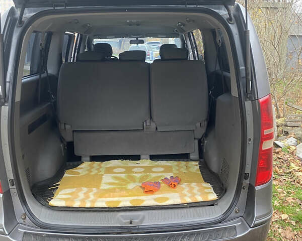 Серый Хендай H-1, объемом двигателя 2.5 л и пробегом 215 тыс. км за 14000 $, фото 3 на Automoto.ua