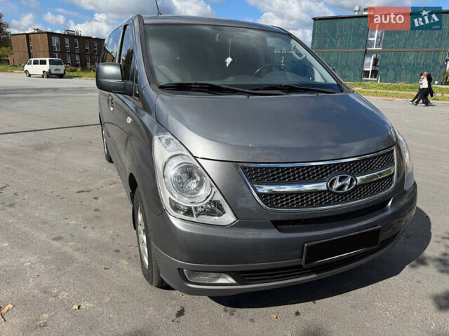 Серый Хендай H-1, объемом двигателя 2.5 л и пробегом 325 тыс. км за 13350 $, фото 4 на Automoto.ua