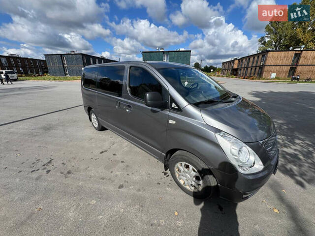 Серый Хендай H-1, объемом двигателя 2.5 л и пробегом 325 тыс. км за 13350 $, фото 6 на Automoto.ua