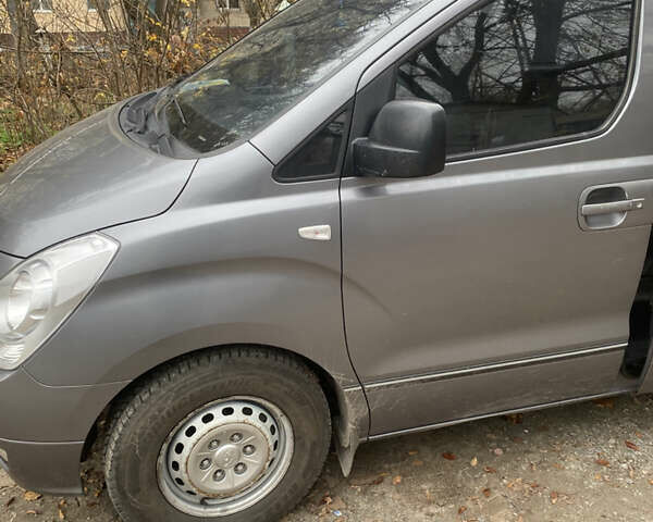 Серый Хендай H-1, объемом двигателя 2.5 л и пробегом 215 тыс. км за 14000 $, фото 1 на Automoto.ua