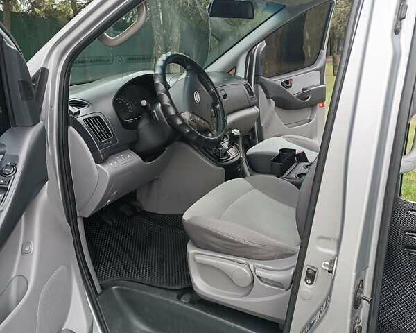 Сірий Хендай H-1, об'ємом двигуна 2.5 л та пробігом 334 тис. км за 11500 $, фото 8 на Automoto.ua