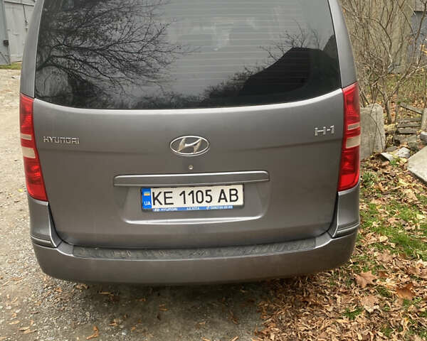 Серый Хендай H-1, объемом двигателя 2.5 л и пробегом 215 тыс. км за 14000 $, фото 4 на Automoto.ua