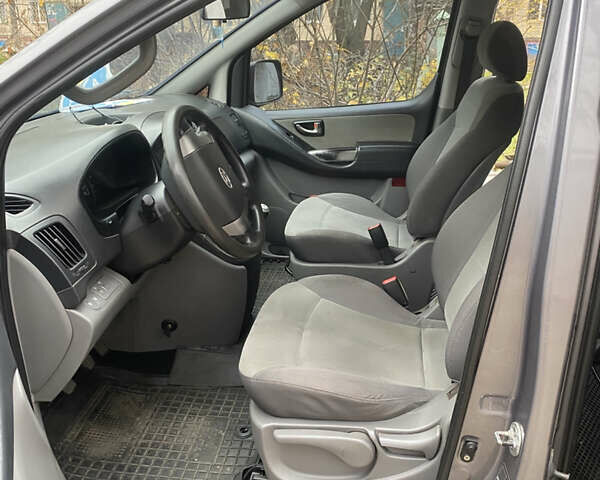 Серый Хендай H-1, объемом двигателя 2.5 л и пробегом 215 тыс. км за 14000 $, фото 7 на Automoto.ua