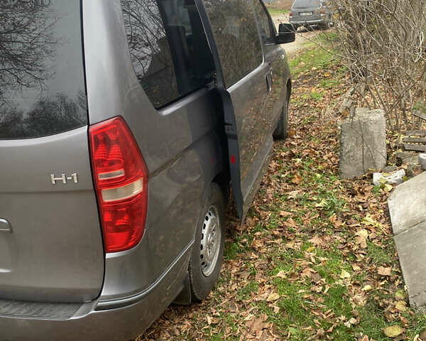 Серый Хендай H-1, объемом двигателя 2.5 л и пробегом 215 тыс. км за 14000 $, фото 5 на Automoto.ua