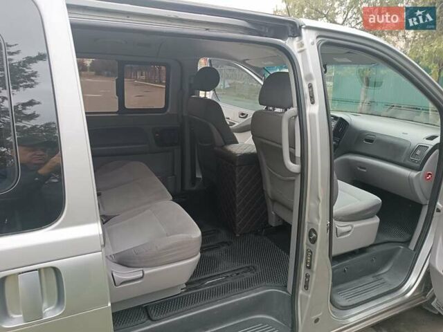 Сірий Хендай H-1, об'ємом двигуна 2.5 л та пробігом 334 тис. км за 11500 $, фото 3 на Automoto.ua