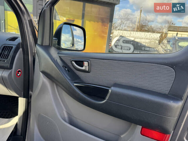 Сірий Хендай H-1, об'ємом двигуна 2.5 л та пробігом 182 тис. км за 13500 $, фото 35 на Automoto.ua