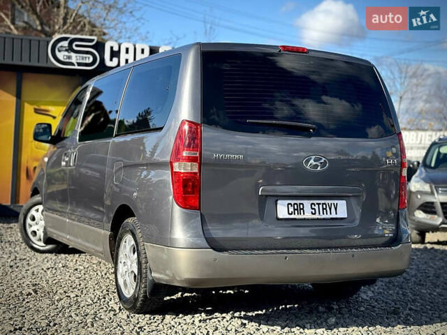 Серый Хендай H-1, объемом двигателя 2.5 л и пробегом 182 тыс. км за 12999 $, фото 2 на Automoto.ua