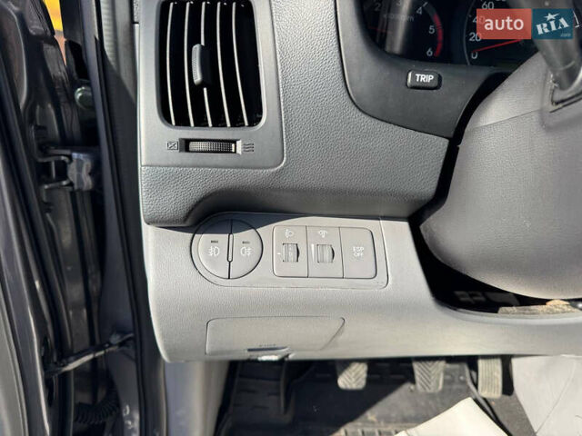 Серый Хендай H-1, объемом двигателя 2.5 л и пробегом 182 тыс. км за 12999 $, фото 52 на Automoto.ua