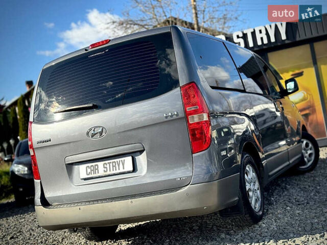 Серый Хендай H-1, объемом двигателя 2.5 л и пробегом 182 тыс. км за 12999 $, фото 24 на Automoto.ua