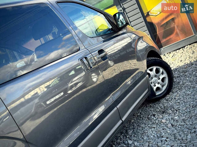 Серый Хендай H-1, объемом двигателя 2.5 л и пробегом 182 тыс. км за 12999 $, фото 28 на Automoto.ua