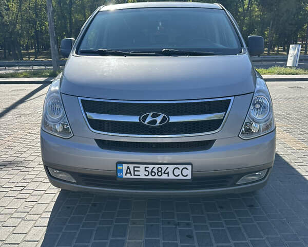 Сірий Хендай H-1, об'ємом двигуна 2.5 л та пробігом 377 тис. км за 13000 $, фото 2 на Automoto.ua