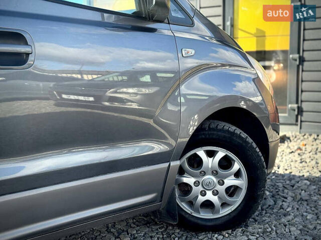 Серый Хендай H-1, объемом двигателя 2.5 л и пробегом 182 тыс. км за 12999 $, фото 29 на Automoto.ua