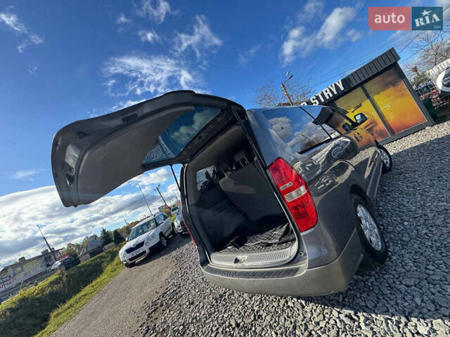 Серый Хендай H-1, объемом двигателя 2.5 л и пробегом 182 тыс. км за 12999 $, фото 46 на Automoto.ua