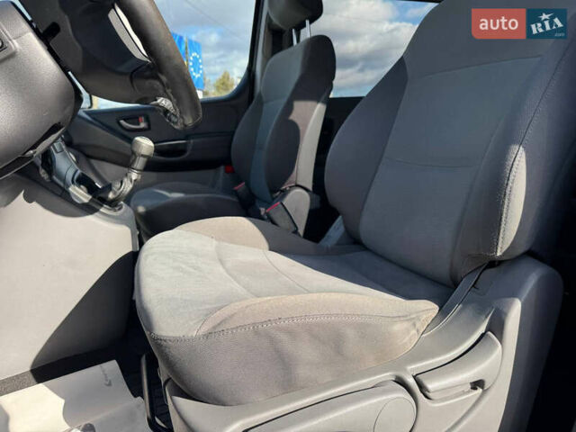 Серый Хендай H-1, объемом двигателя 2.5 л и пробегом 182 тыс. км за 12999 $, фото 50 на Automoto.ua