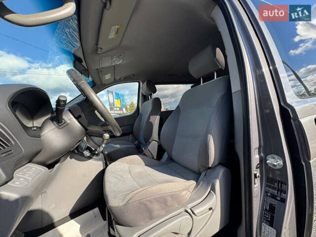 Серый Хендай H-1, объемом двигателя 2.5 л и пробегом 182 тыс. км за 12999 $, фото 48 на Automoto.ua