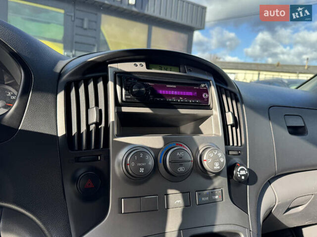 Сірий Хендай H-1, об'ємом двигуна 2.5 л та пробігом 182 тис. км за 13500 $, фото 55 на Automoto.ua