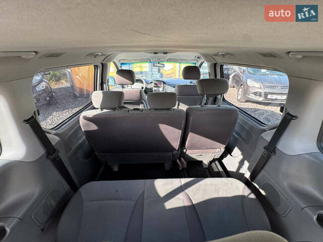 Серый Хендай H-1, объемом двигателя 2.5 л и пробегом 182 тыс. км за 12999 $, фото 45 на Automoto.ua