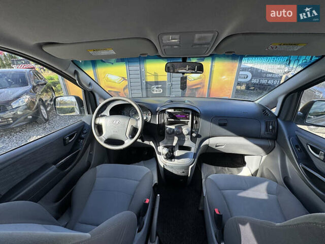 Сірий Хендай H-1, об'ємом двигуна 2.5 л та пробігом 182 тис. км за 13500 $, фото 4 на Automoto.ua