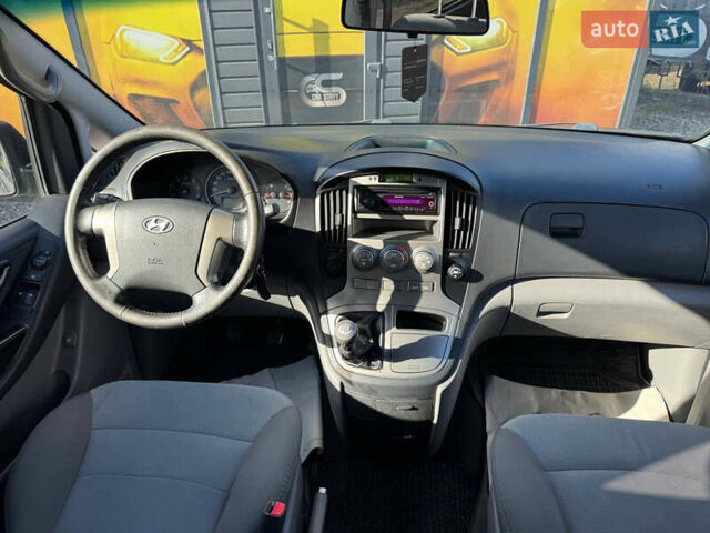 Серый Хендай H-1, объемом двигателя 2.5 л и пробегом 182 тыс. км за 12999 $, фото 36 на Automoto.ua