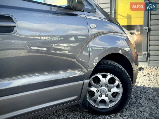 Сірий Хендай H-1, об'ємом двигуна 2.5 л та пробігом 182 тис. км за 13500 $, фото 28 на Automoto.ua