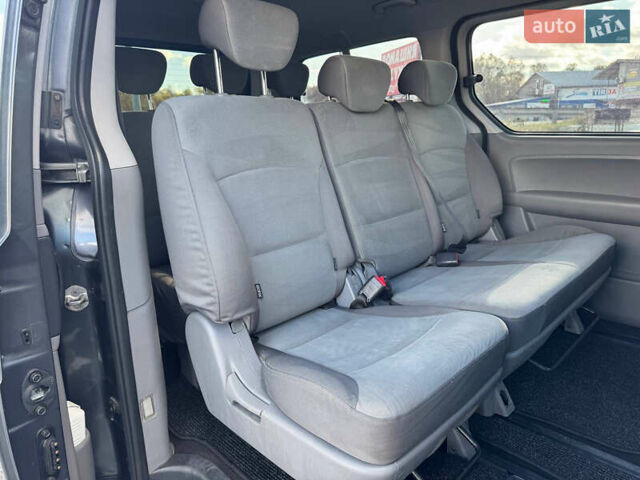 Серый Хендай H-1, объемом двигателя 2.5 л и пробегом 182 тыс. км за 12999 $, фото 40 на Automoto.ua