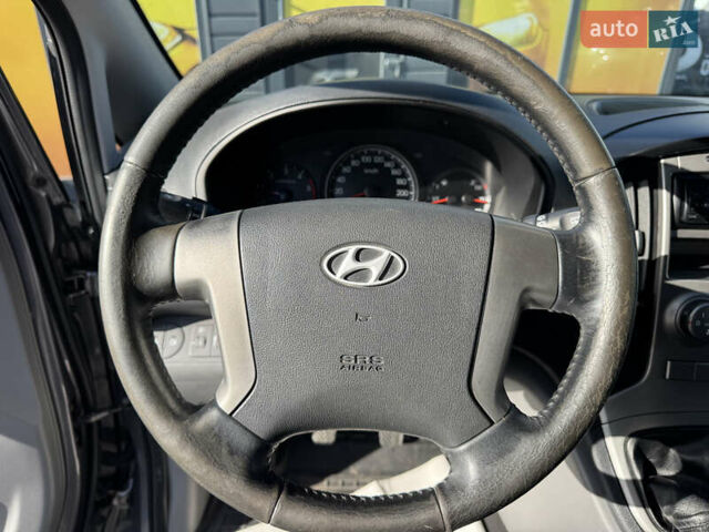 Сірий Хендай H-1, об'ємом двигуна 2.5 л та пробігом 182 тис. км за 13500 $, фото 53 на Automoto.ua