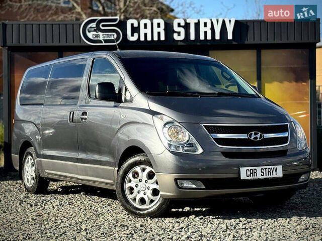 Серый Хендай H-1, объемом двигателя 2.5 л и пробегом 182 тыс. км за 12999 $, фото 1 на Automoto.ua