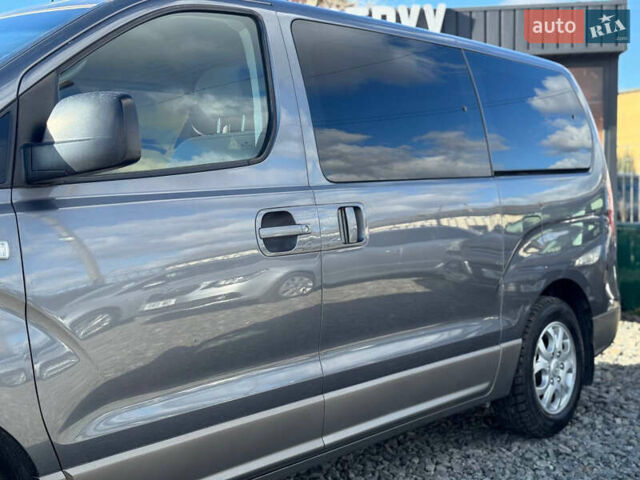 Серый Хендай H-1, объемом двигателя 2.5 л и пробегом 182 тыс. км за 12999 $, фото 9 на Automoto.ua