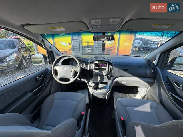 Серый Хендай H-1, объемом двигателя 2.5 л и пробегом 182 тыс. км за 12999 $, фото 4 на Automoto.ua