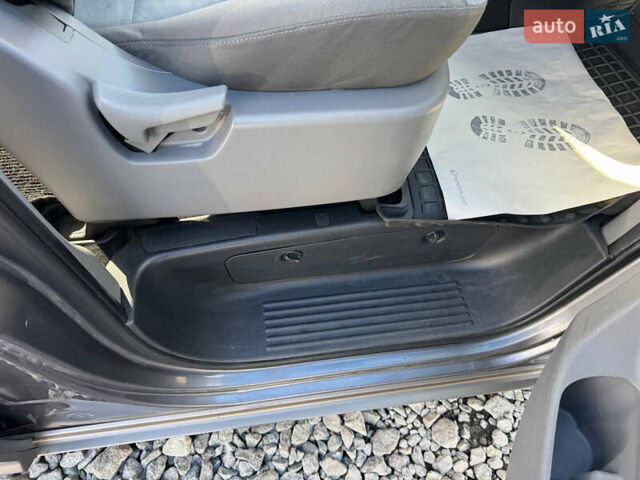 Серый Хендай H-1, объемом двигателя 2.5 л и пробегом 182 тыс. км за 12999 $, фото 33 на Automoto.ua