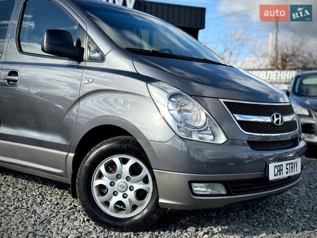 Серый Хендай H-1, объемом двигателя 2.5 л и пробегом 182 тыс. км за 12999 $, фото 13 на Automoto.ua