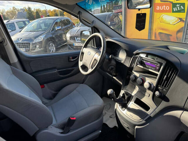Серый Хендай H-1, объемом двигателя 2.5 л и пробегом 182 тыс. км за 12999 $, фото 34 на Automoto.ua
