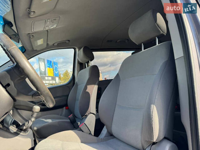 Серый Хендай H-1, объемом двигателя 2.5 л и пробегом 182 тыс. км за 12999 $, фото 49 на Automoto.ua