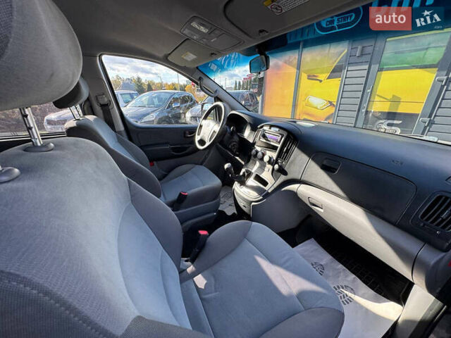 Серый Хендай H-1, объемом двигателя 2.5 л и пробегом 182 тыс. км за 12999 $, фото 31 на Automoto.ua