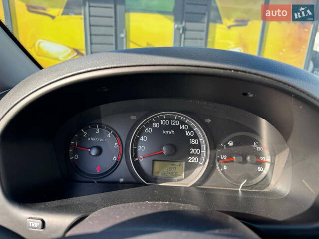 Серый Хендай H-1, объемом двигателя 2.5 л и пробегом 182 тыс. км за 12999 $, фото 54 на Automoto.ua