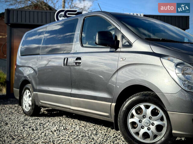 Серый Хендай H-1, объемом двигателя 2.5 л и пробегом 182 тыс. км за 12999 $, фото 14 на Automoto.ua