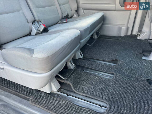 Серый Хендай H-1, объемом двигателя 2.5 л и пробегом 182 тыс. км за 12999 $, фото 41 на Automoto.ua