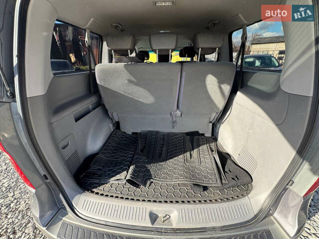 Серый Хендай H-1, объемом двигателя 2.5 л и пробегом 182 тыс. км за 12999 $, фото 44 на Automoto.ua