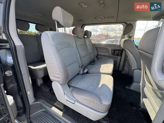 Серый Хендай H-1, объемом двигателя 2.5 л и пробегом 182 тыс. км за 12999 $, фото 42 на Automoto.ua