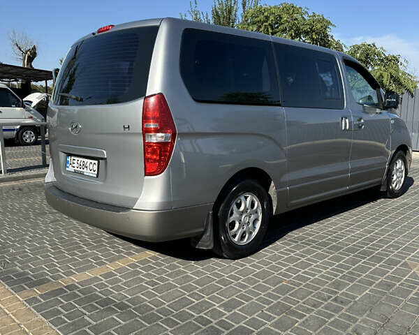 Сірий Хендай H-1, об'ємом двигуна 2.5 л та пробігом 377 тис. км за 13000 $, фото 3 на Automoto.ua