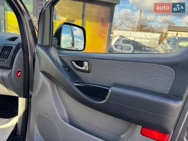 Серый Хендай H-1, объемом двигателя 2.5 л и пробегом 182 тыс. км за 12999 $, фото 35 на Automoto.ua