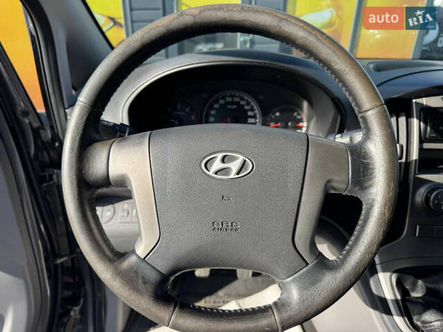 Серый Хендай H-1, объемом двигателя 2.5 л и пробегом 182 тыс. км за 12999 $, фото 53 на Automoto.ua