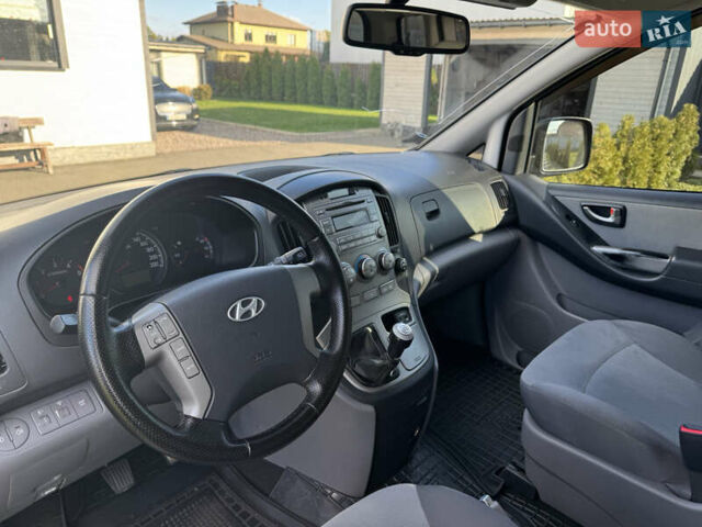 Сірий Хендай H-1, об'ємом двигуна 2.5 л та пробігом 266 тис. км за 11500 $, фото 10 на Automoto.ua