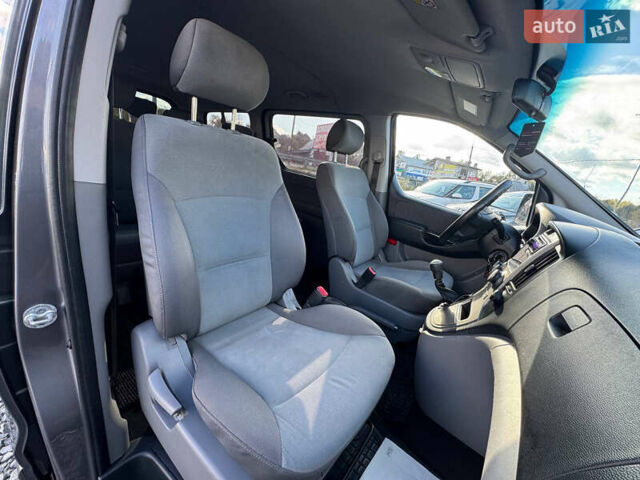 Серый Хендай H-1, объемом двигателя 2.5 л и пробегом 182 тыс. км за 12999 $, фото 30 на Automoto.ua