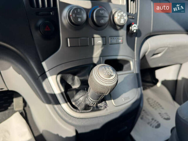 Серый Хендай H-1, объемом двигателя 2.5 л и пробегом 182 тыс. км за 12999 $, фото 56 на Automoto.ua