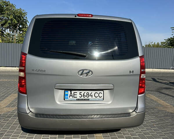 Сірий Хендай H-1, об'ємом двигуна 2.5 л та пробігом 377 тис. км за 13000 $, фото 5 на Automoto.ua