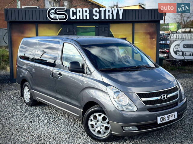 Серый Хендай H-1, объемом двигателя 2.5 л и пробегом 182 тыс. км за 12999 $, фото 12 на Automoto.ua