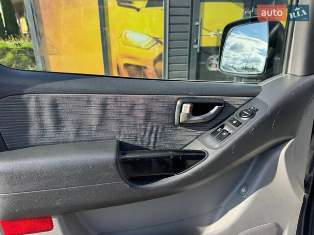 Серый Хендай H-1, объемом двигателя 2.5 л и пробегом 182 тыс. км за 12999 $, фото 51 на Automoto.ua